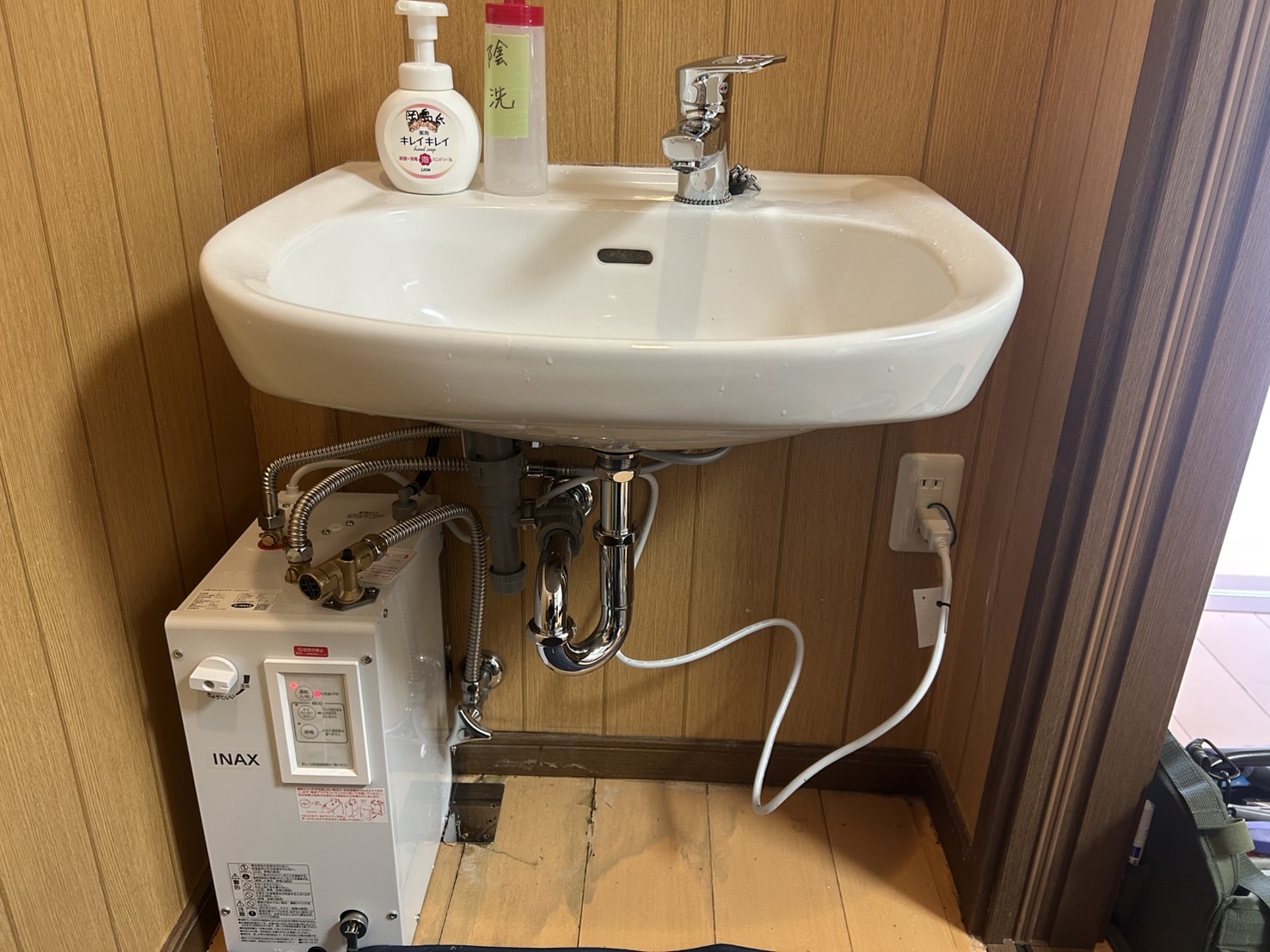 東大阪市にてINAX給湯器への交換工事の施工後写真