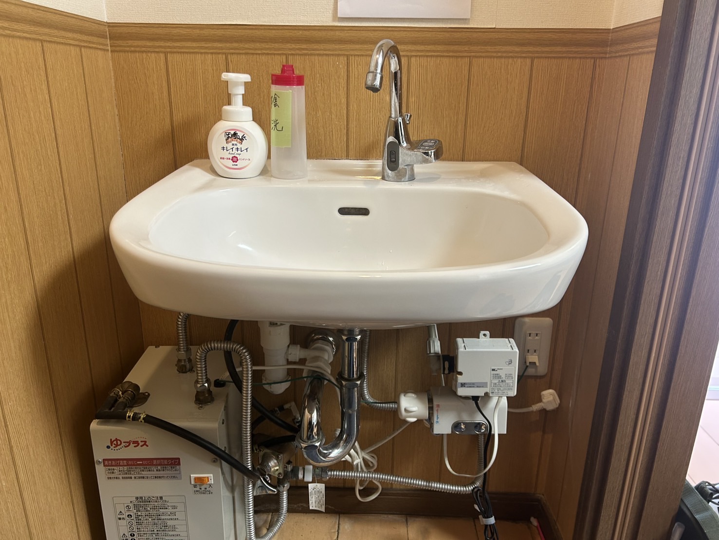 東大阪市にてINAX給湯器への交換工事の施工前写真