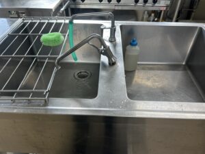 介護施設厨房内蛇口交換工事 施工前