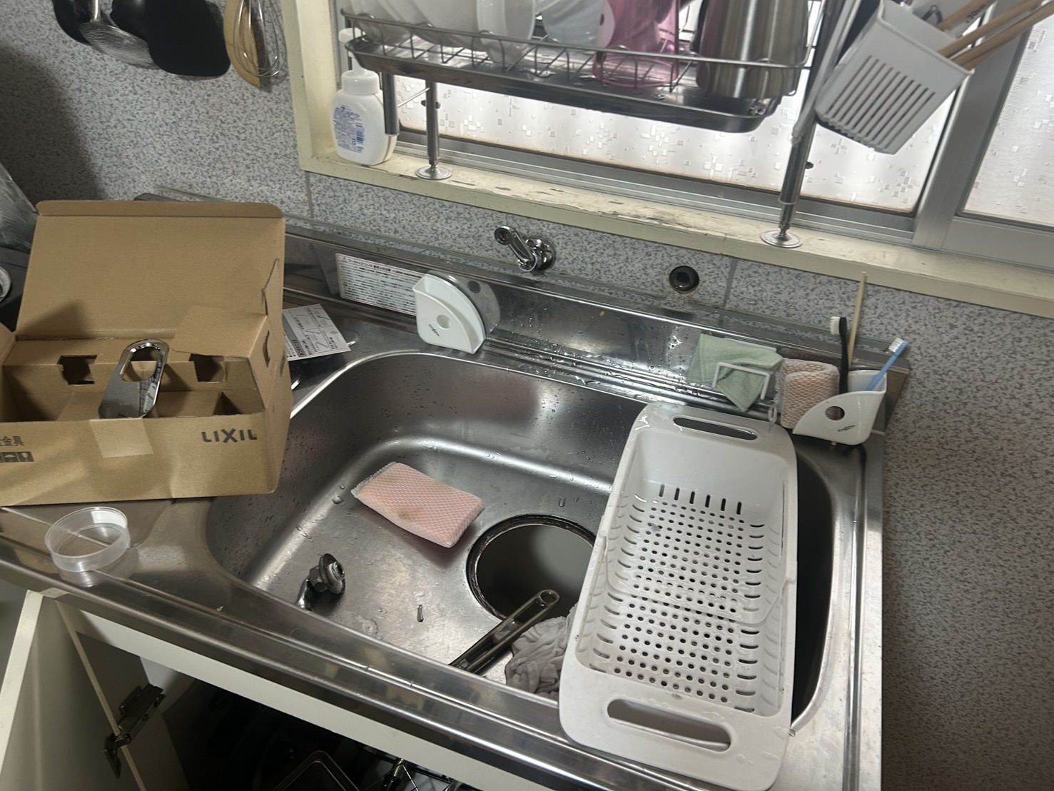 東大阪市にてキッチン蛇口交換工事の施工前写真