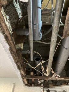 マンション排水管補修工事 施工中