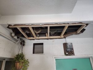 マンション排水管補修工事 施工中