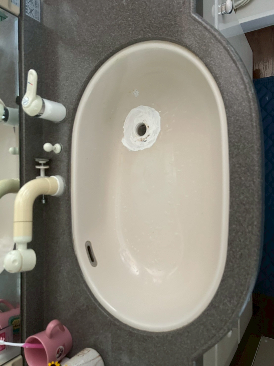 東大阪市にて洗面ホーローの補修・水漏れ修理の施工前写真