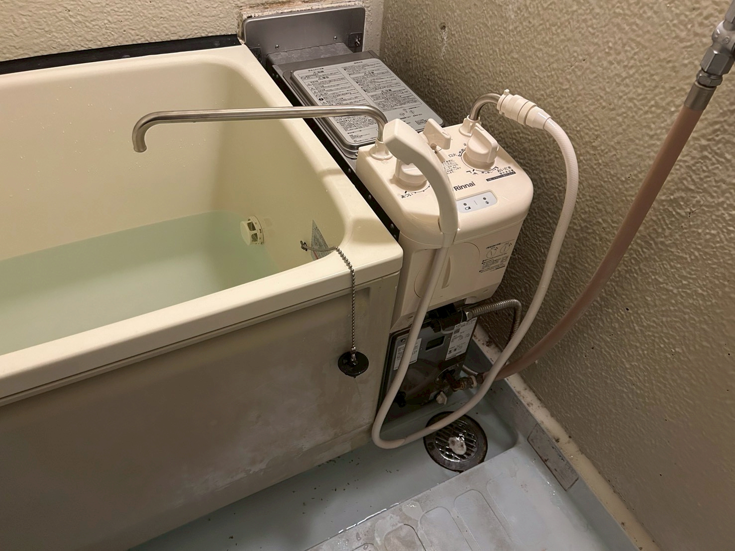 東大阪市にて公共団地の給湯器交換工事の施工後写真