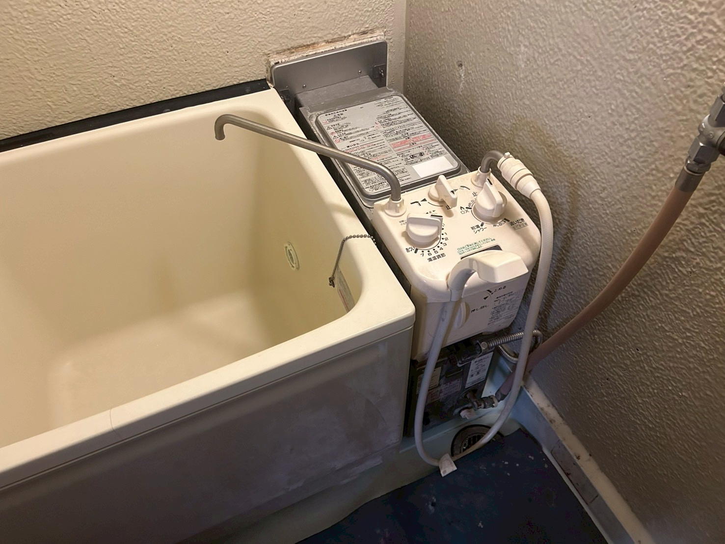 東大阪市にて公共団地の給湯器交換工事の施工前写真