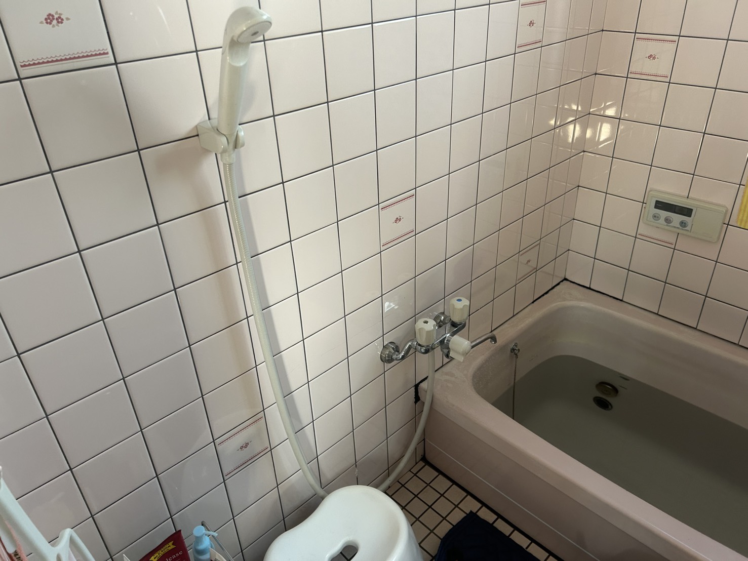 東大阪市にて水道工事・お風呂場のシャワー水栓交換の施工前写真