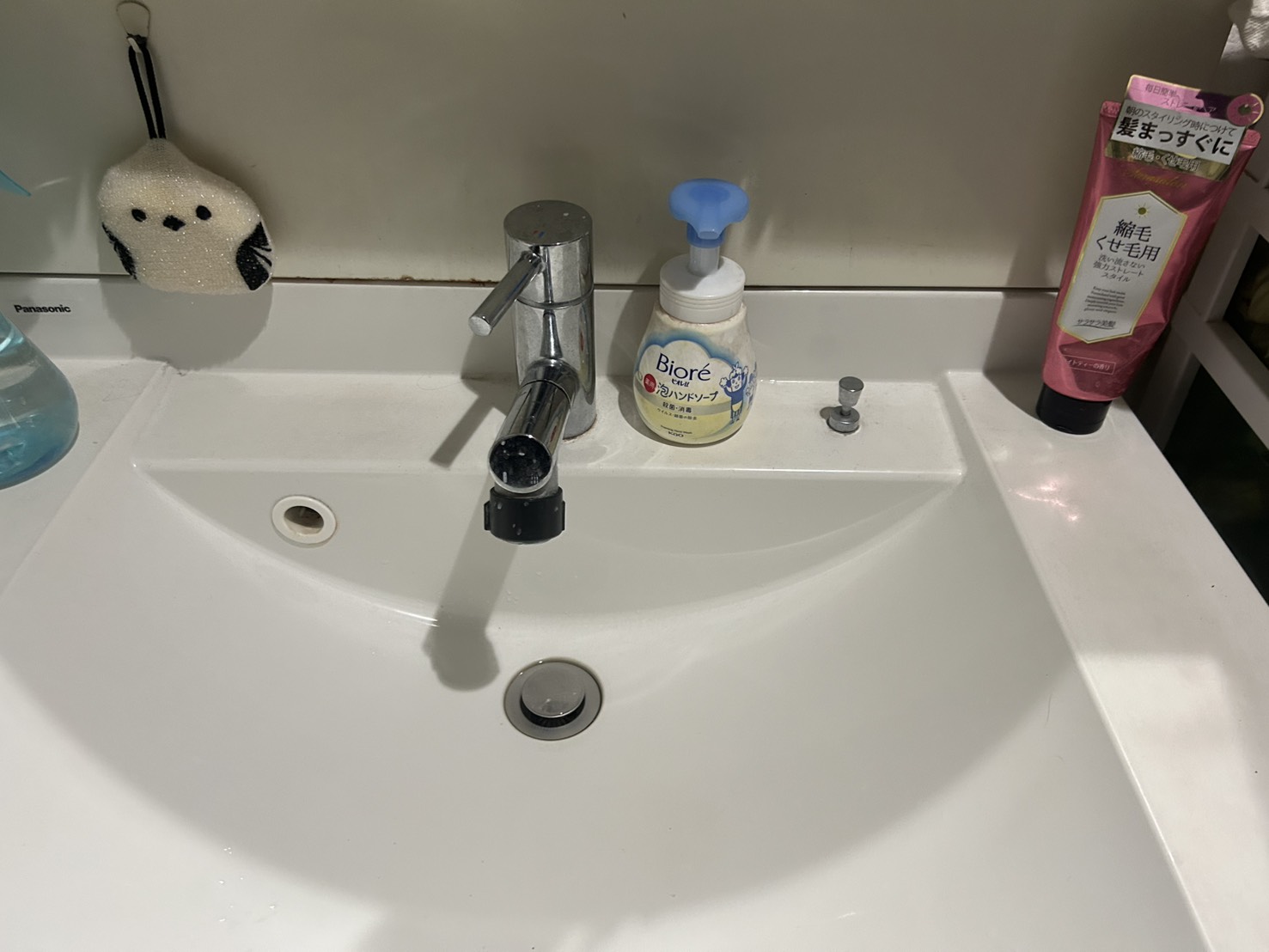 東大阪市にて水道工事・水漏れ修理〈洗面所の蛇口交換〉の施工前写真