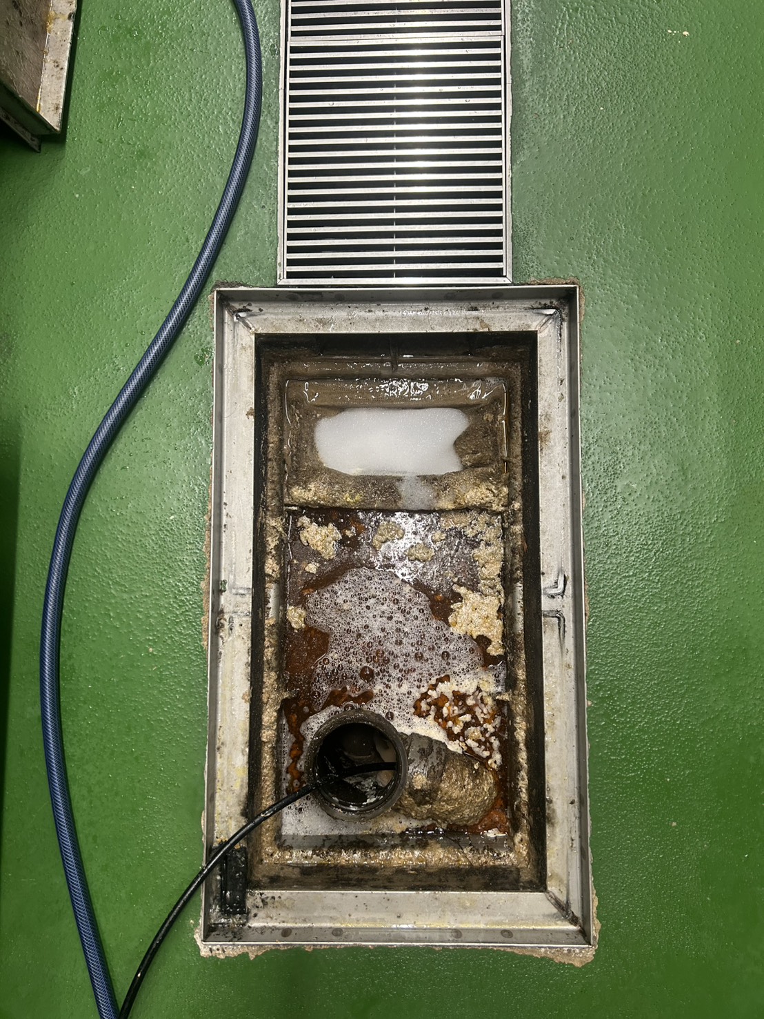 大阪市にて水道工事〈店舗のグリスト・詰まりの修理〉の施工前写真