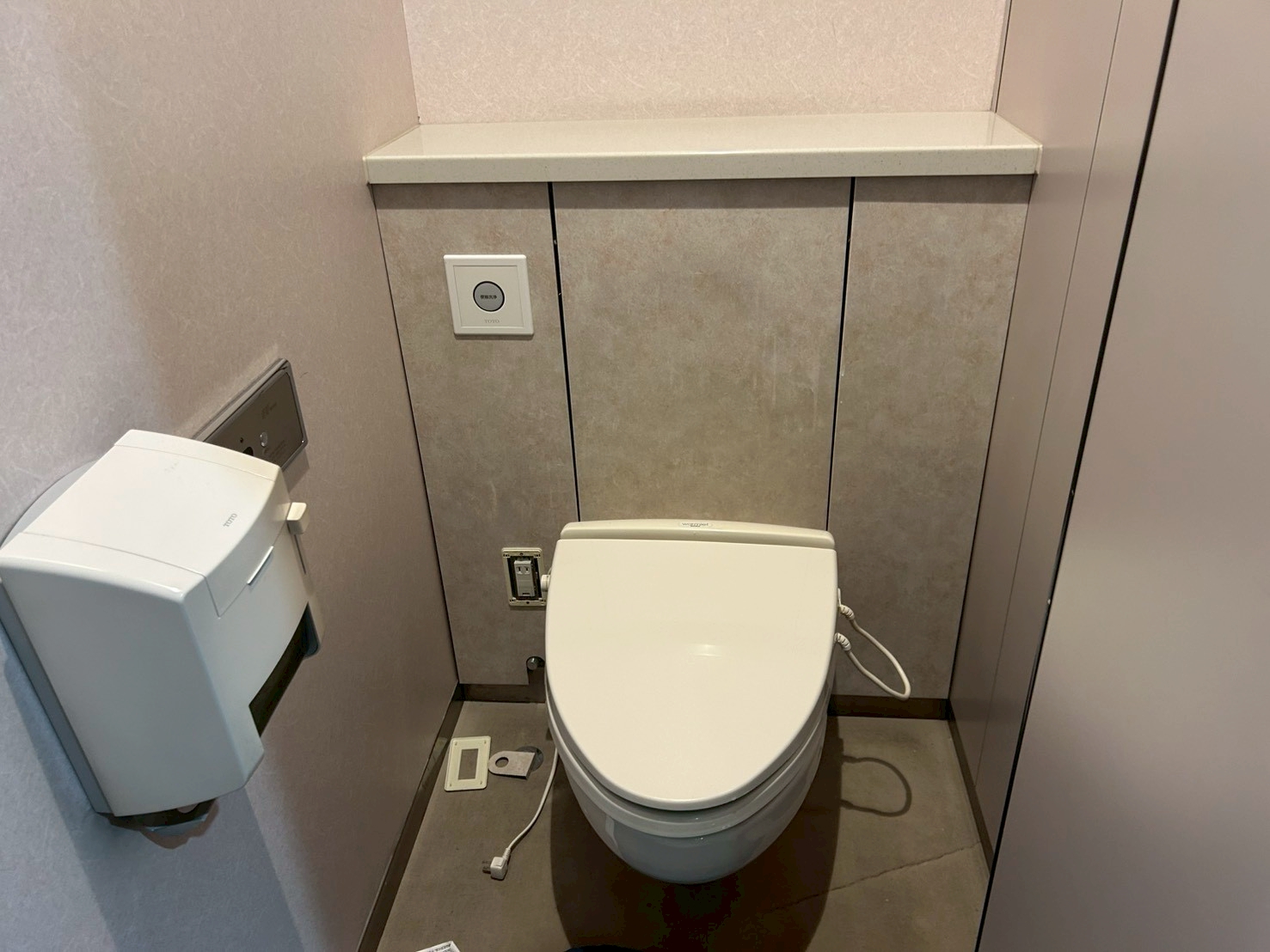 東大阪市にてトイレ工事・便座交換の施工前写真