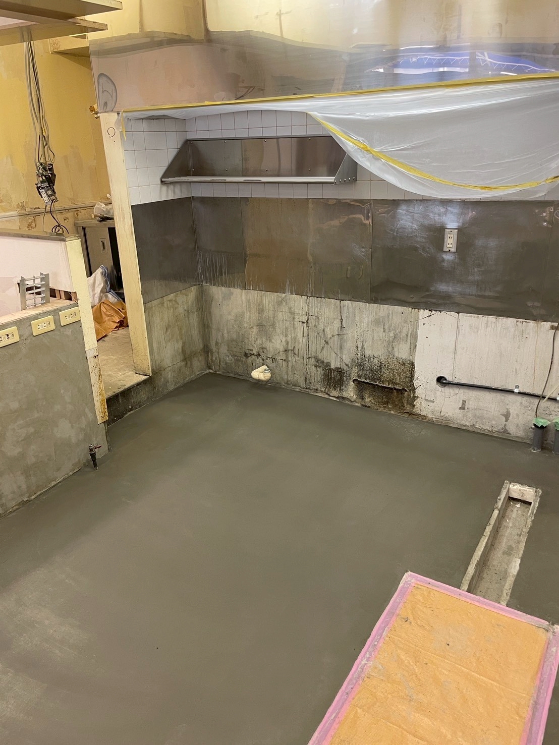 大阪市内にて店舗グリスト新規設置・給排水工事の施工後写真