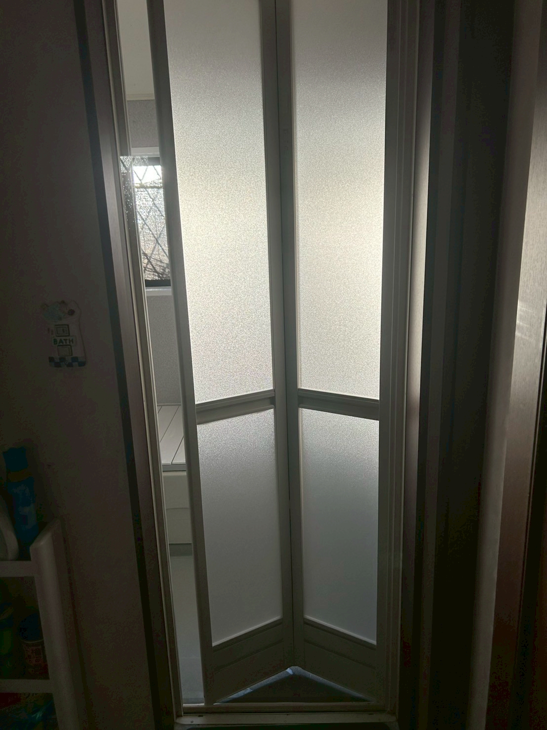 東大阪市にて開閉しづらくなったお風呂扉の交換工事の施工後写真