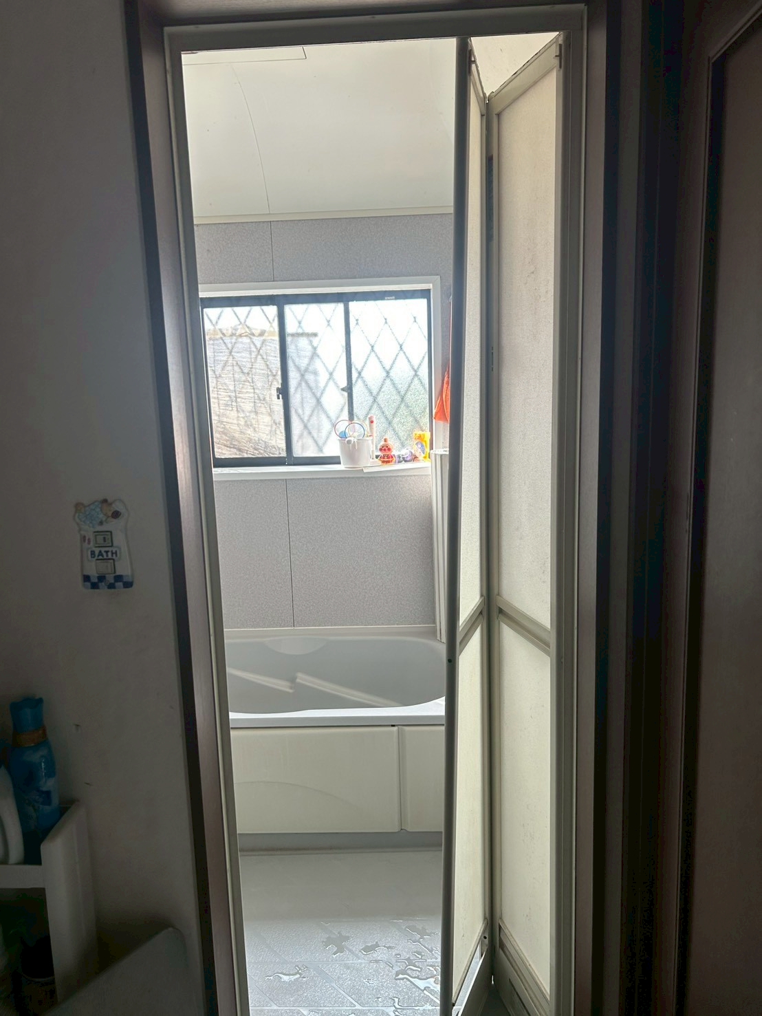 東大阪市にて開閉しづらくなったお風呂扉の交換工事の施工前写真