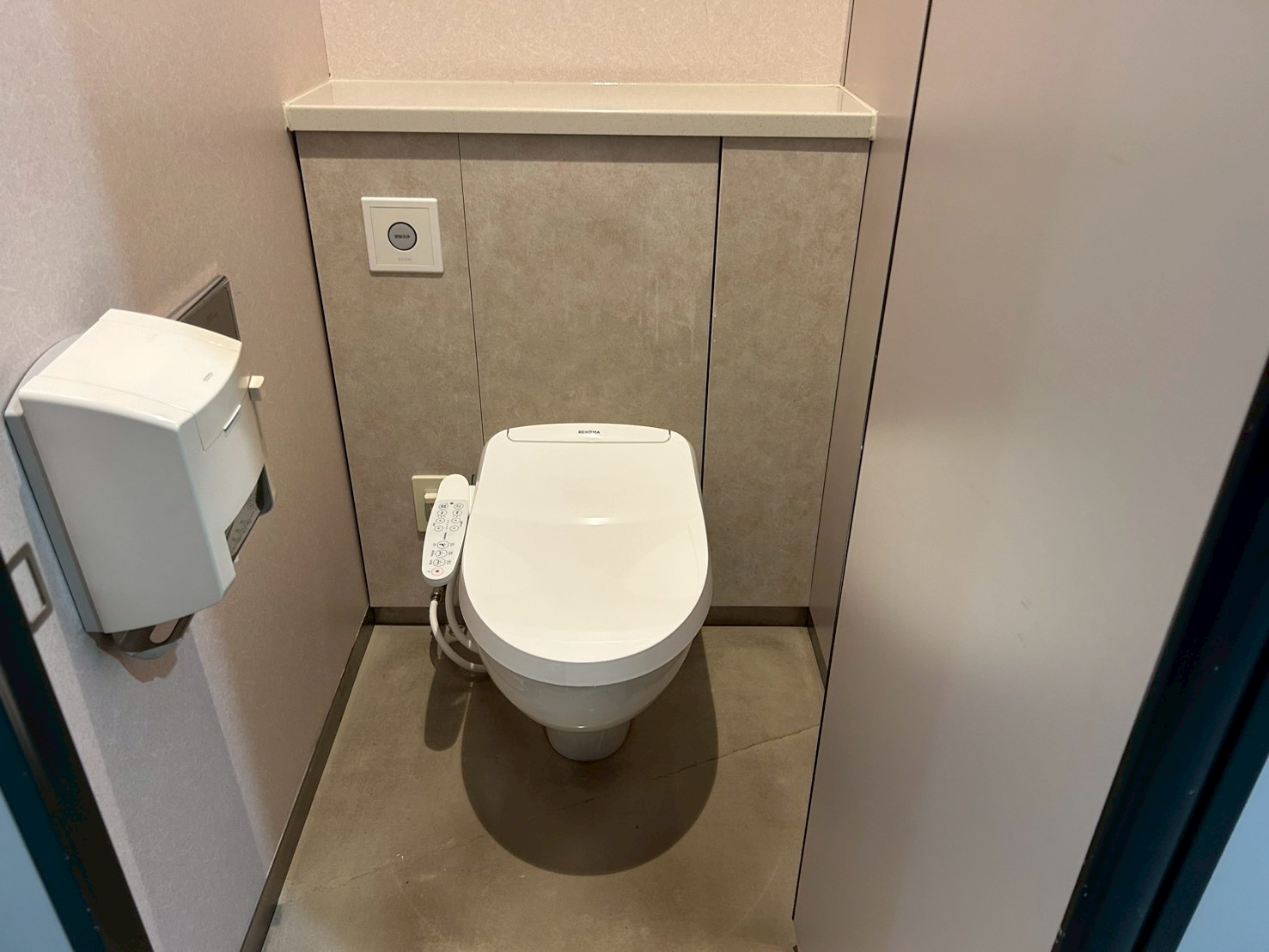 東大阪市にてトイレ工事・便座交換の施工後写真