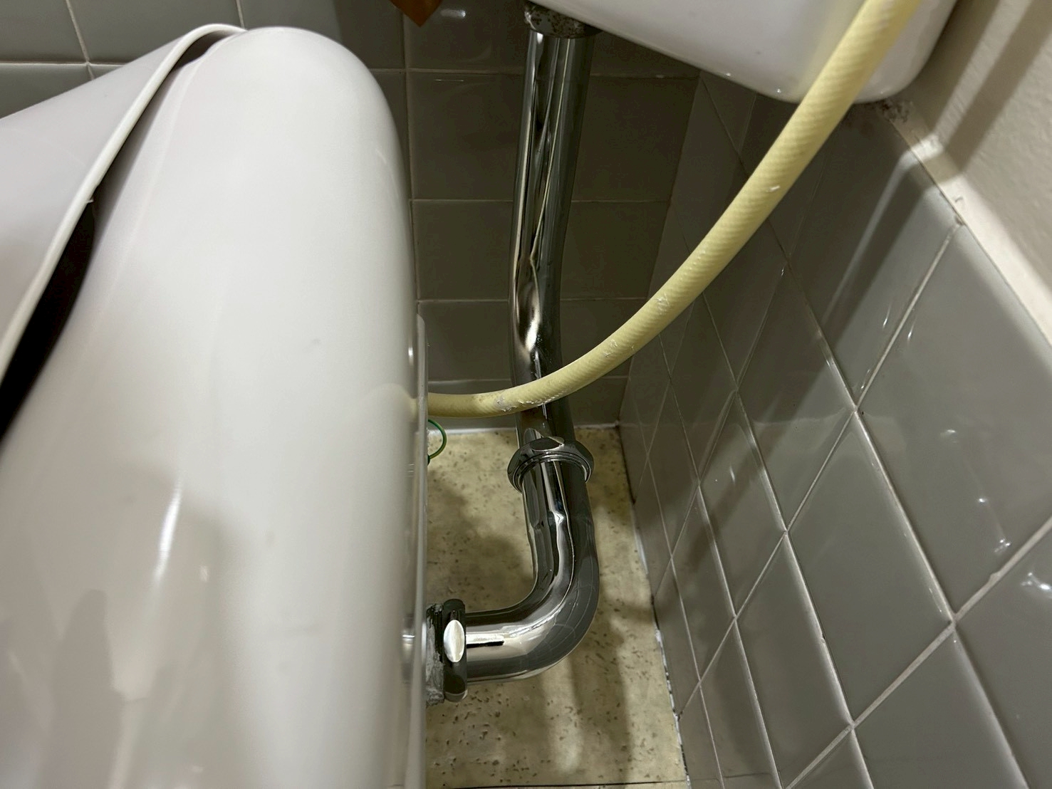 大阪市にて水漏れ修理〈トイレ洗浄管の交換工事〉の施工後写真