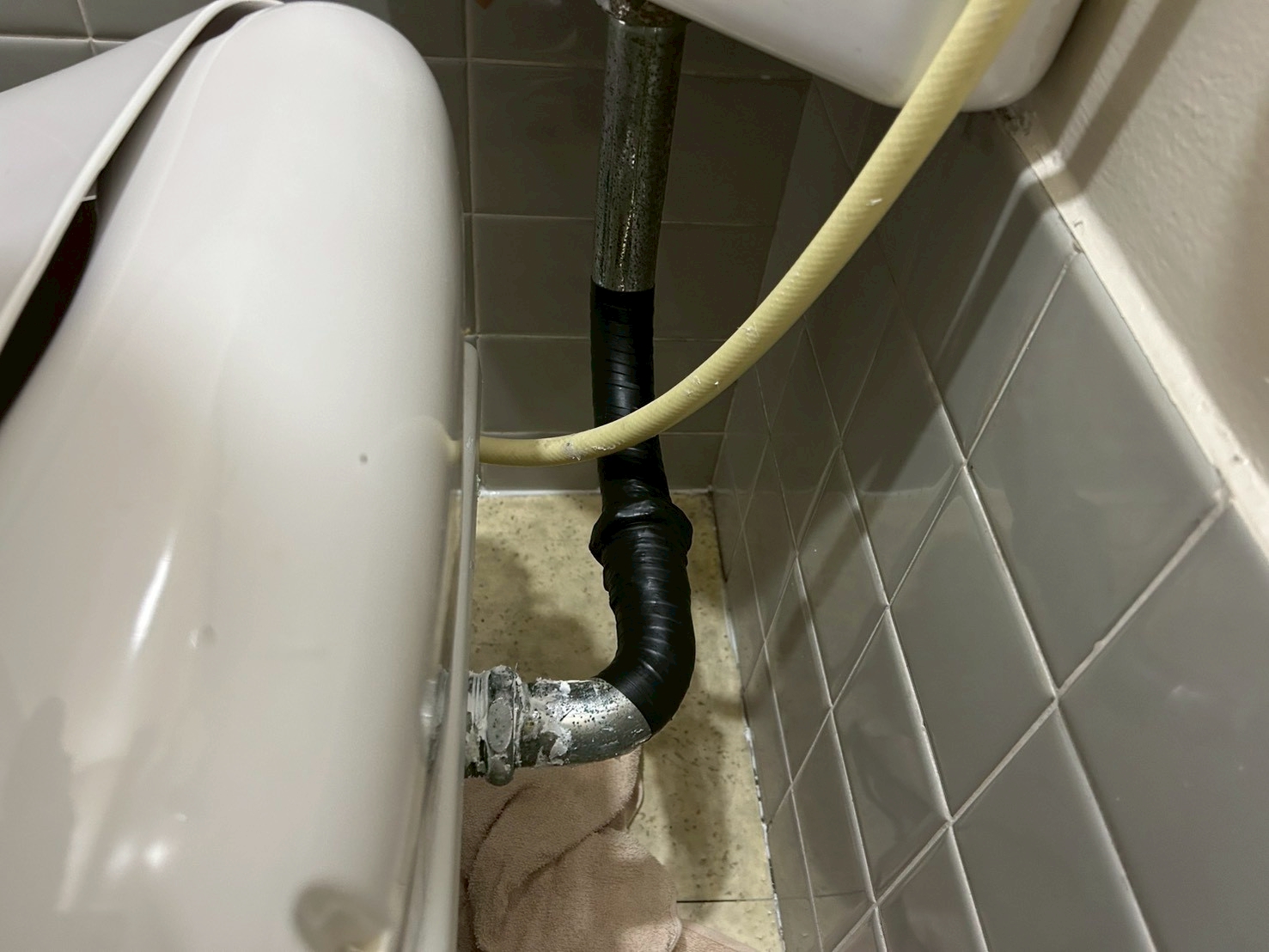 大阪市にて水漏れ修理〈トイレ洗浄管の交換工事〉の施工前写真
